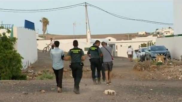 Efectivos de la Guardia Civil con varios inmigrantes (Foto TA)